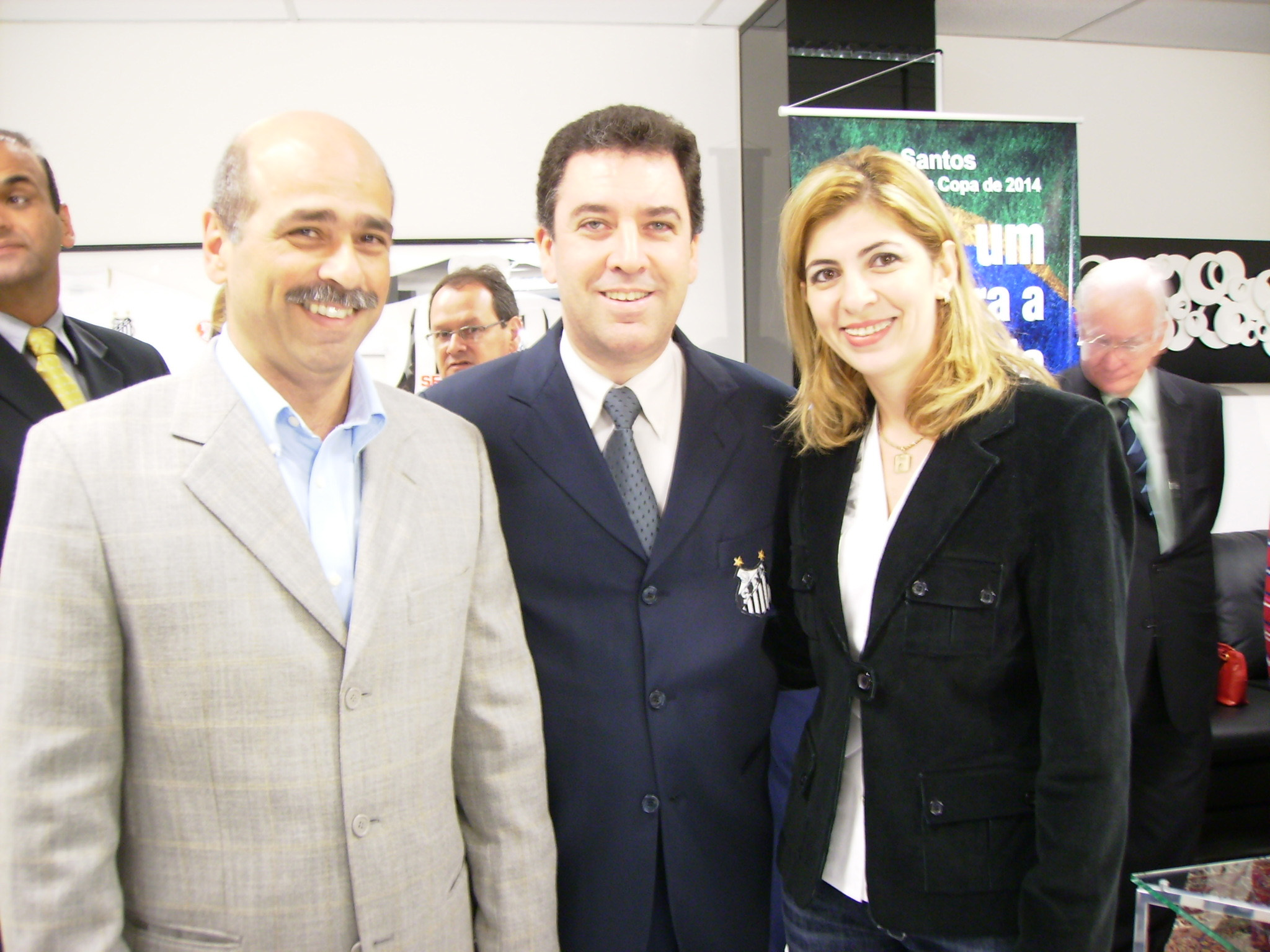 O prefeito de Guaruj, Farid Madi, o presidente do Santos F.C., Marcelo Teixeira, e a deputada Haifa Madi<a style='float:right;color:#ccc' href='https://www3.al.sp.gov.br/repositorio/noticia/03-2008/HAIFA COPA 2014.jpg' target=_blank><i class='bi bi-zoom-in'></i> Clique para ver a imagem </a>